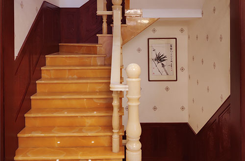 嘉积镇中式别墅室内汉白玉石楼梯的定制安装装饰效果